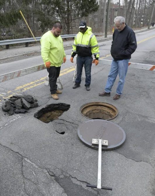 Sinkhole slows Manchester's River Road traffic